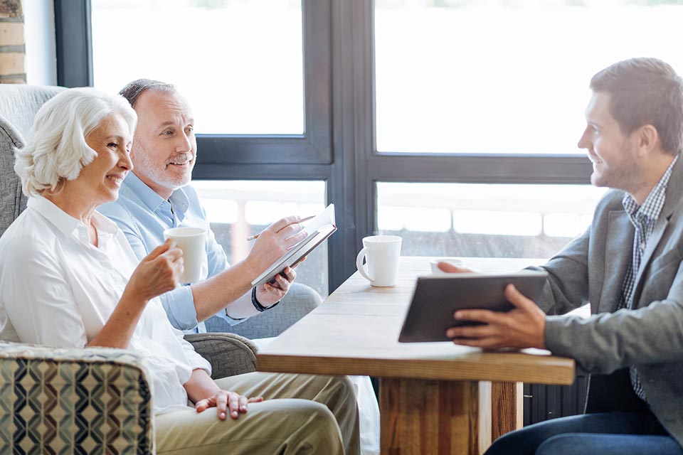 Nettes lächelndes älteres Paar, das sich im Café trifft